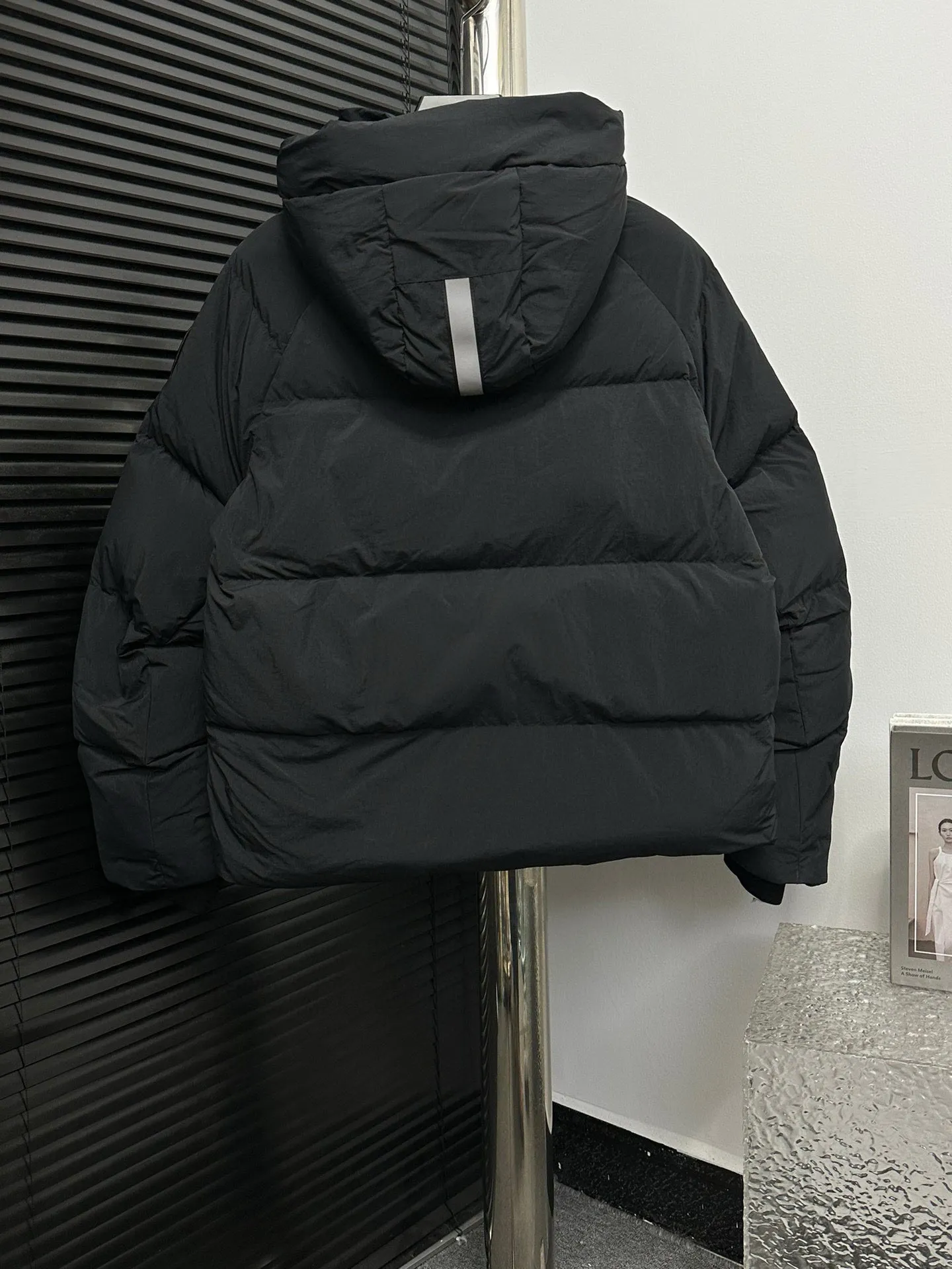 P780 【𝘾𝘼𝙉𝘼𝘿𝘼 𝙂𝙊𝙊𝙎𝙀】Canada Goose Junction/3M Reflective Black Label Parker/2602LB Ouyang Nana’s same Junction Parker is made of CORDURA@’s super-soft EnduraLuxe fabric, which enhances the durability of easy-wear parts, making it lightweight and durable. 360-degree reflective strips on the collar improve visibility in low-light environments. Features a removable hood for easy transition into warmer weather. Removable premium insulated hood adjusts both ways Sizes: XS-XxL